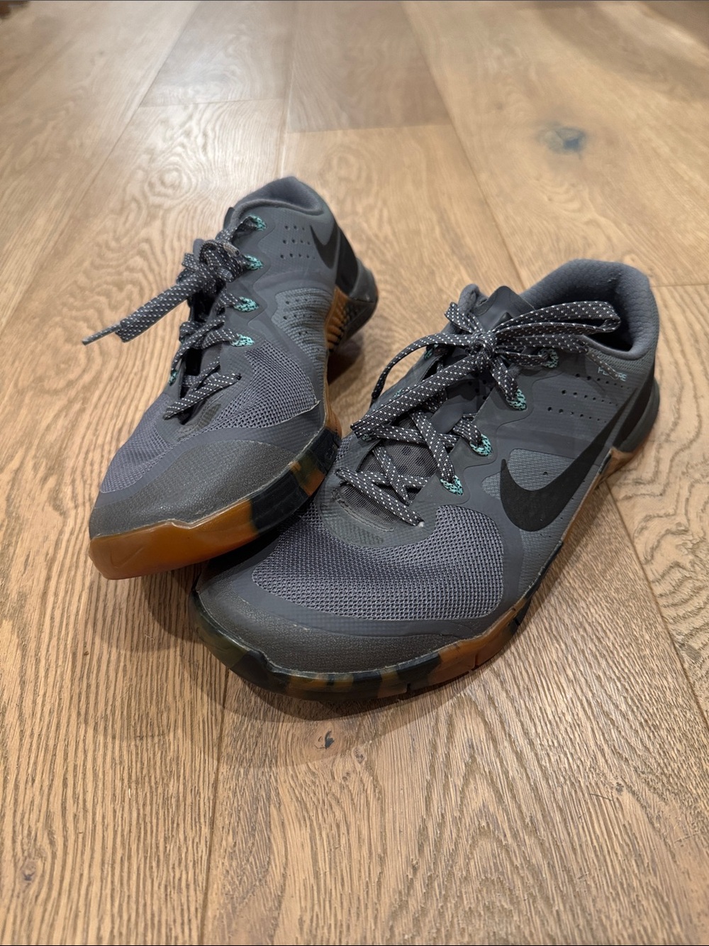Nike Men’s Metcon 2 Gray Athletic Training Shoes with Teal Accents